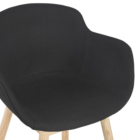 Fauteuil 'LAMBIC' in zwarte stof en poten in naturel hout