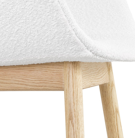 Fauteuil 'MOUTOU' in witte badstof en poten van natuurlijk hout