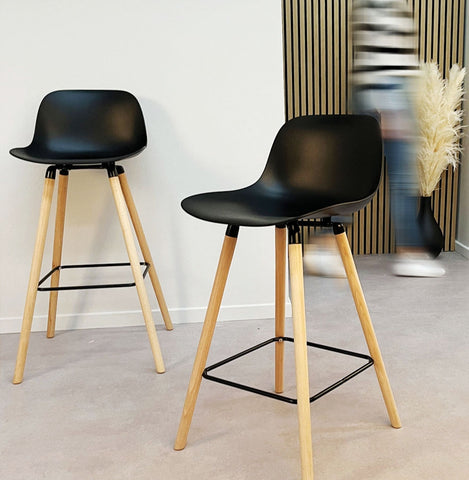 Mid-height black stool 'TATSU MINI' with legs made of natural wood