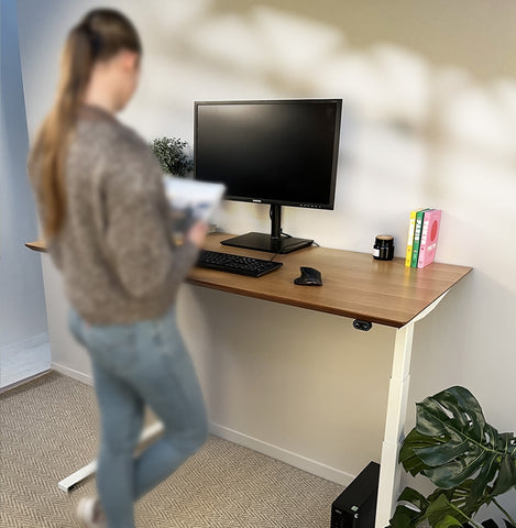 Black electric sit/stand desk 'BIONIK' with top in natural wood finish - 150x70 cm