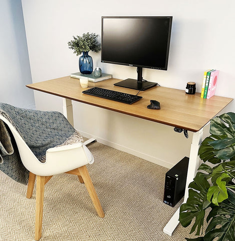 Black electric sit/stand desk 'BIONIK' with top in natural wood finish - 150x70 cm